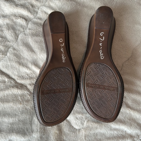Brown suede wedge sandals by Italian Shoemakers, size 7.  These are in EUC. - Picture 5 of 8